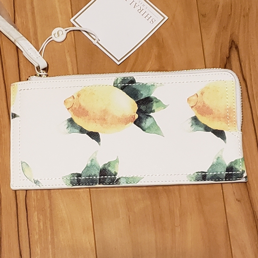 NWT SHIRALEAH VEGAN WALLET WITH NICE LEMON PATERN.